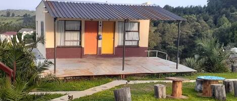 Un petit bâtiment d’un seul étage, doté d’un toit plat et d’un patio couvert.