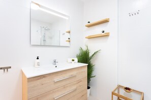 Shower, hair dryer, towels