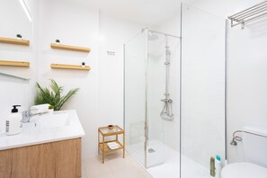 Chuveiro, secador de cabelo, toalhas de banho 