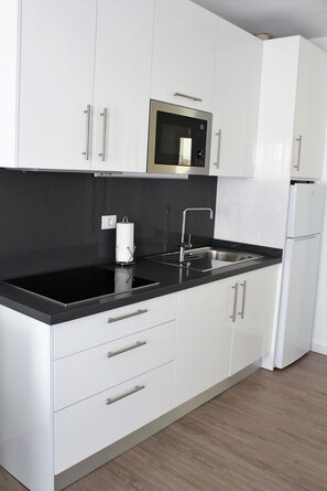 Réfrigérateur, micro-ondes, cafetière/bouilloire, bouilloire électrique