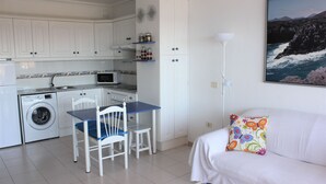 A compact living space with a kitchen, a dining area, and a sofa. - Luminoso apartamento con vistas al mar. wifi (Callao Salvaje)