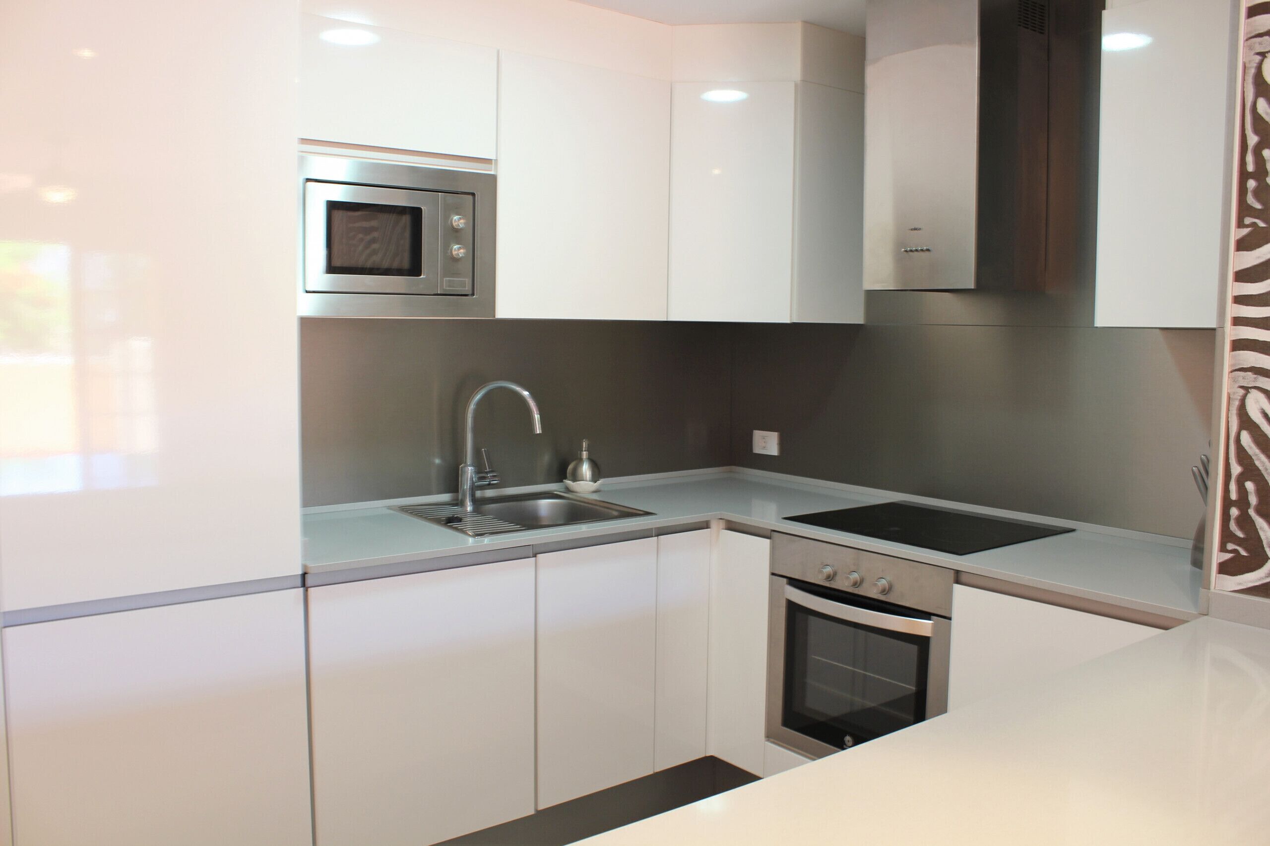 Jääkaappi, mikroaaltouuni, uuni, astianpesukone