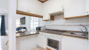 Een koelkast, een magnetron, een oven, een koffiezetapparaat/waterkoker