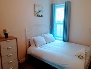Apartment | 2 bedrooms, blackout drapes, iron/ironing board, bed sheets - The Hazel Oak Apartment (Cardiff)