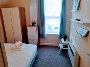 Apartment | 2 bedrooms, blackout drapes, iron/ironing board, bed sheets - The Hazel Oak Apartment (Cardiff)