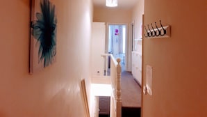 En hall med en trappa som leder upp till en landningsplats.