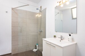 Bathtub, hair dryer, towels