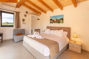 Comfort Cabin, 1 King Bed, Mountain View | Egyptian cotton sheets, premium bedding, down comforters - Es Racó de Maria (Maria de la Salut)