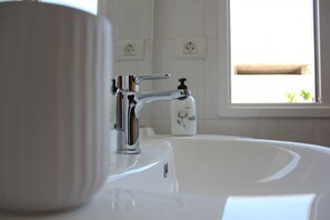 Baignoire, sèche-cheveux, serviettes fournies