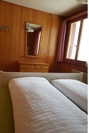 3 bedrooms, travel cot, bed sheets