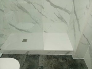 Combined shower/bathtub, hair dryer, towels - 4 Bed Fantastic Apt, Private Pool Close to Golf, Beach and Entertainment (Orihuela Costa)