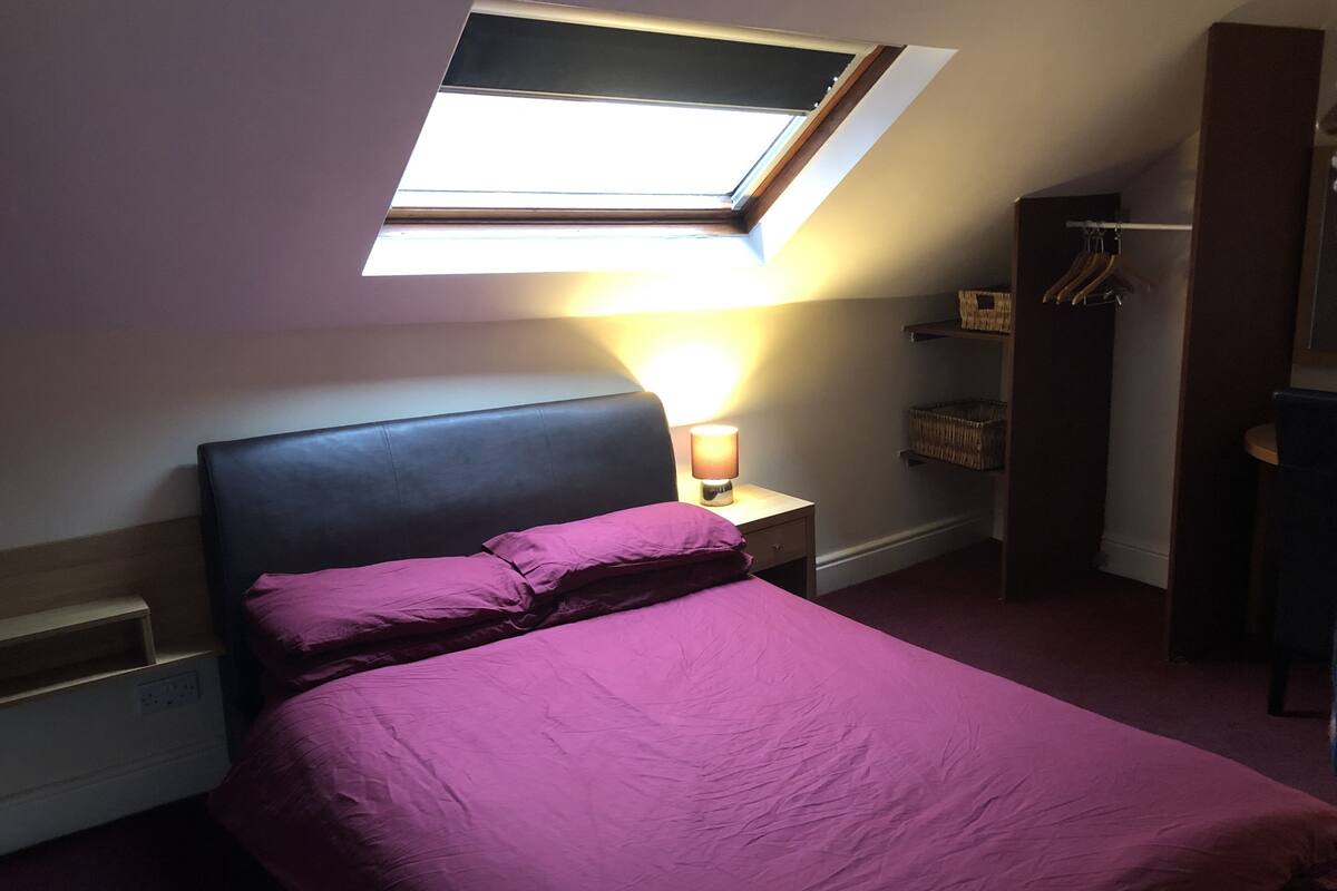 single room | 1 bedroom, desk, free wifi, bed sheets