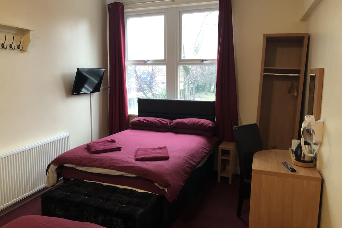 family room, multiple beds | 1 bedroom, desk, free wifi, bed sheets