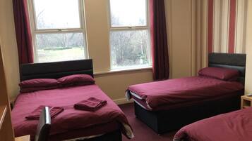 Quadruple Room | Desk, free WiFi, bed sheets