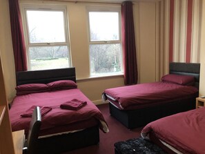 Desk, free WiFi, bed sheets - Don Valley Hotel (Sheffield)