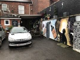 Parkir mandiri seharga GBP 4 per hari