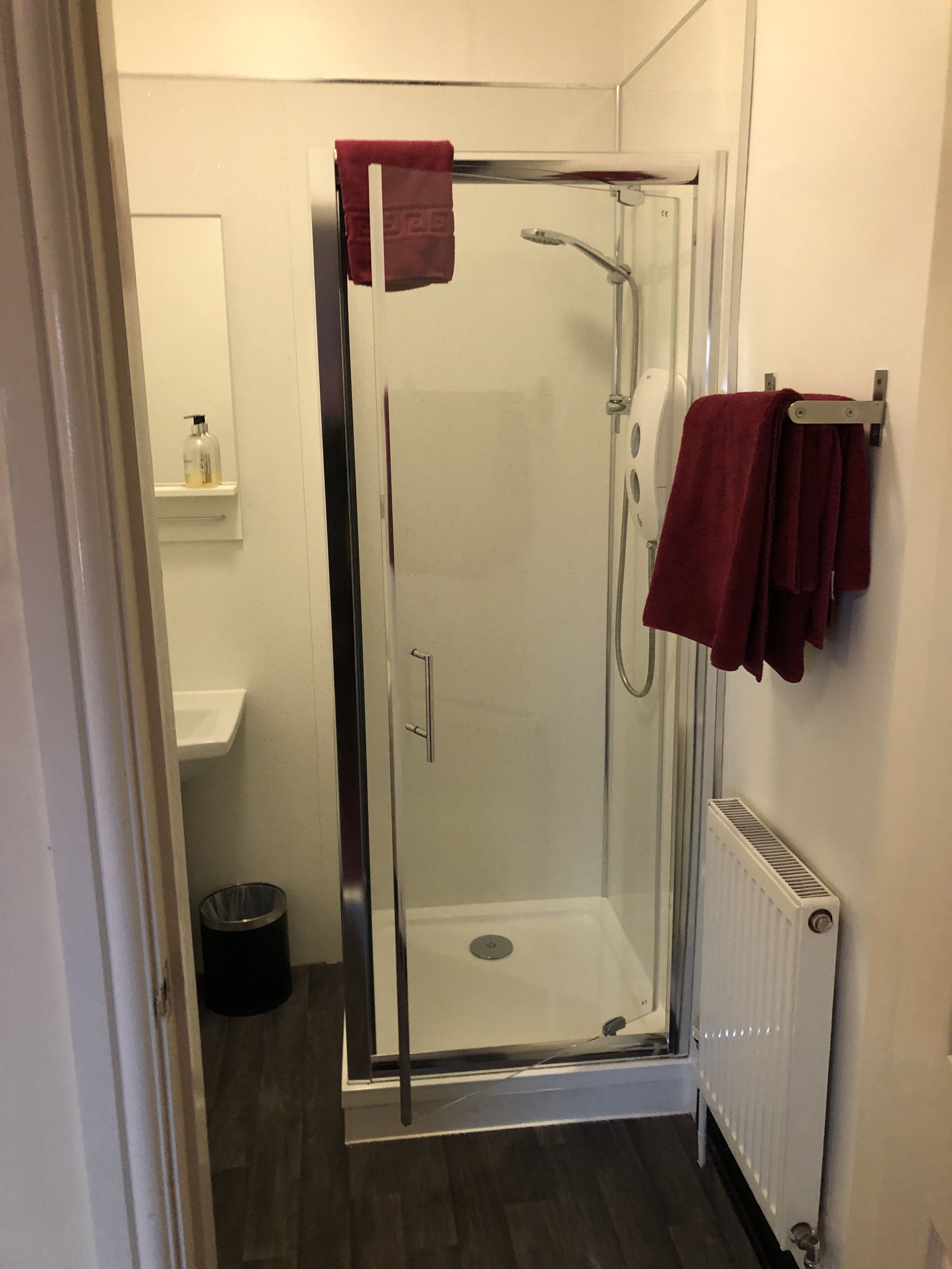 single room | bathroom shower