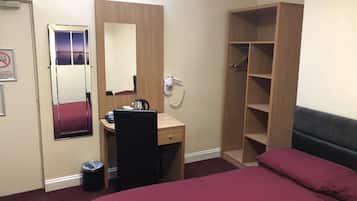 Escritorio, wifi gratis y ropa de cama