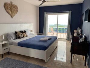 Decoración personalizada, muebles diferentes y escritorio 