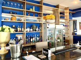 Con vista al mar, se sirven almuerzos, cenas y brunch