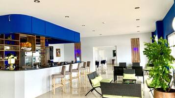 Vue sur l'océan, sert le déjeuner, le dîner et le brunch