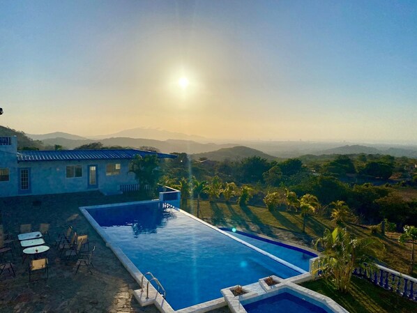 Une piscine avec vue sur un paysage montagneux.