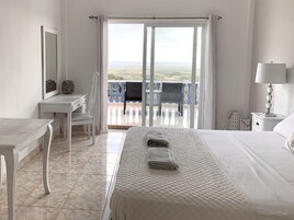 Decoración personalizada, muebles diferentes y escritorio 