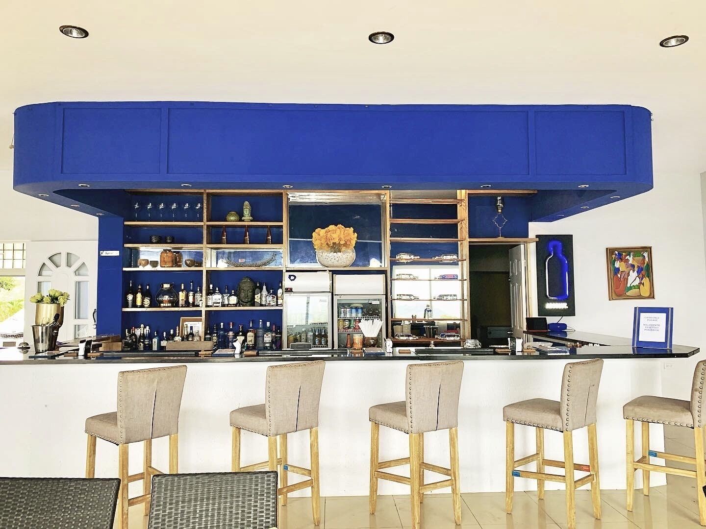 ocean views, serves lunch, dinner and brunch