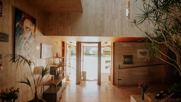 Un interior espacioso con pisos de madera, una zona de recepción y vistas al exterior.