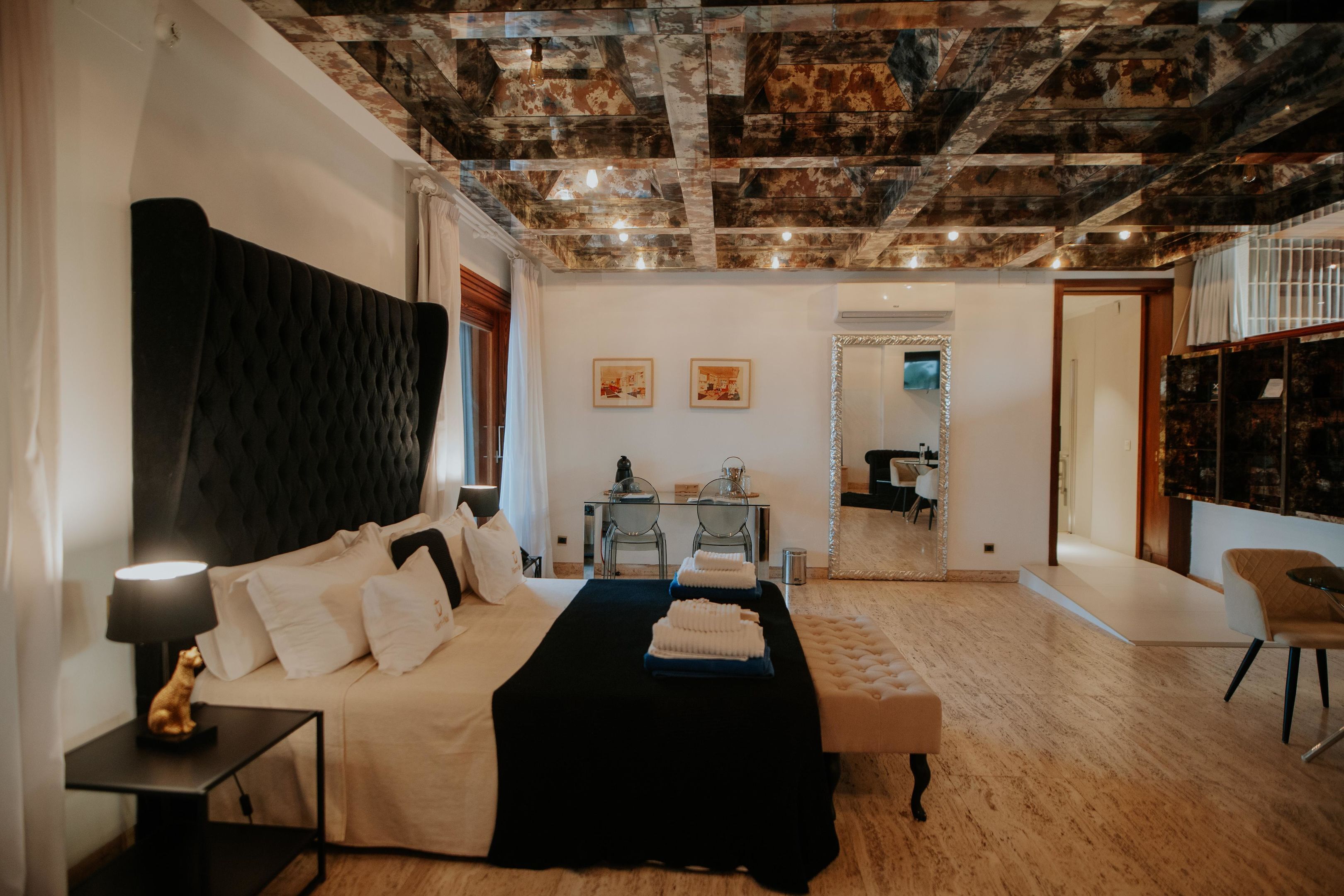 더블룸, 장애인 지원 (Misteri) | 고급 침구, 메모리폼 침대, 각각 다른 스타일의 인테리어, 노트북 작업 공간