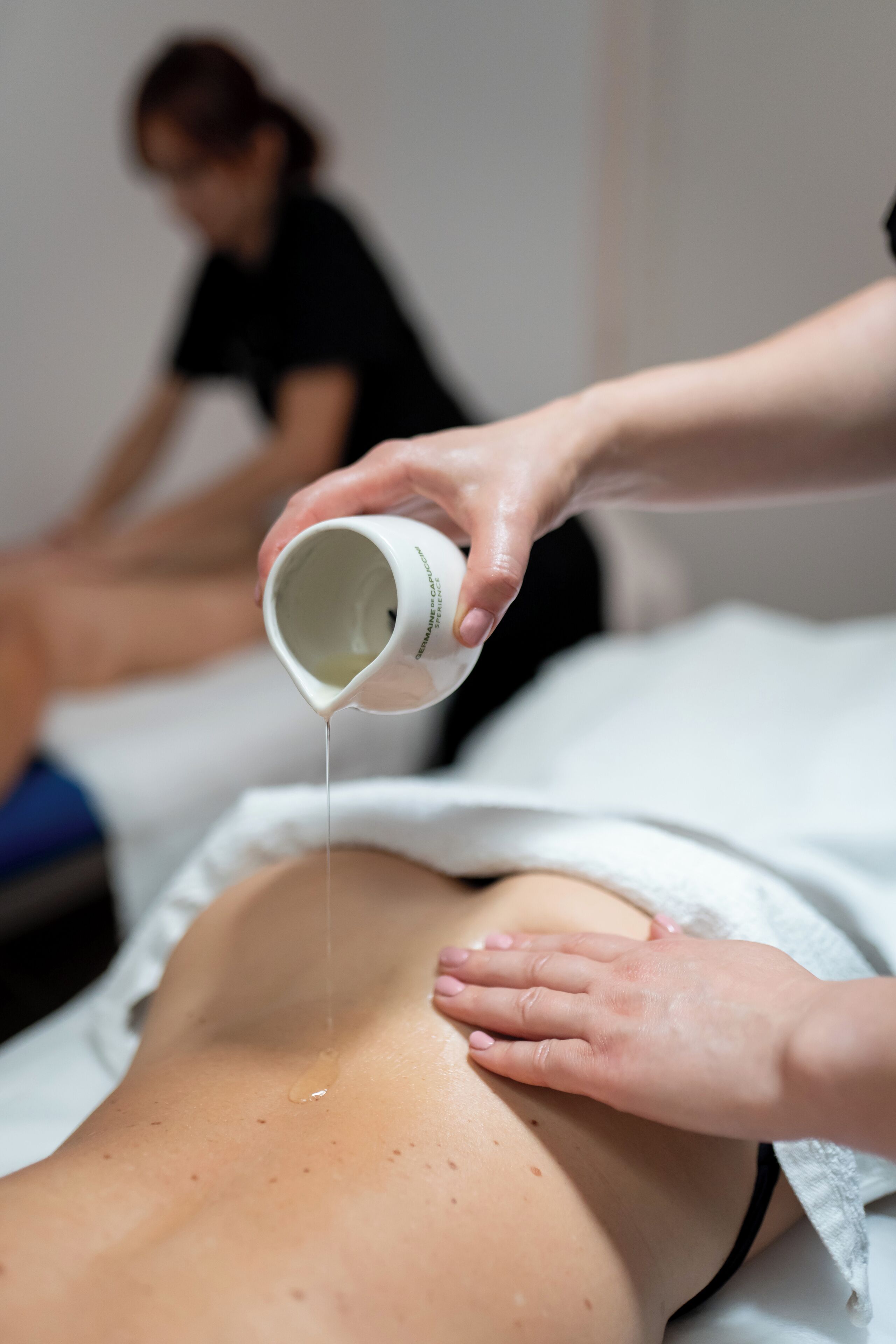 Een massagetherapie sessie, een persoon ligt ondersteboven en ontvangt een massage.