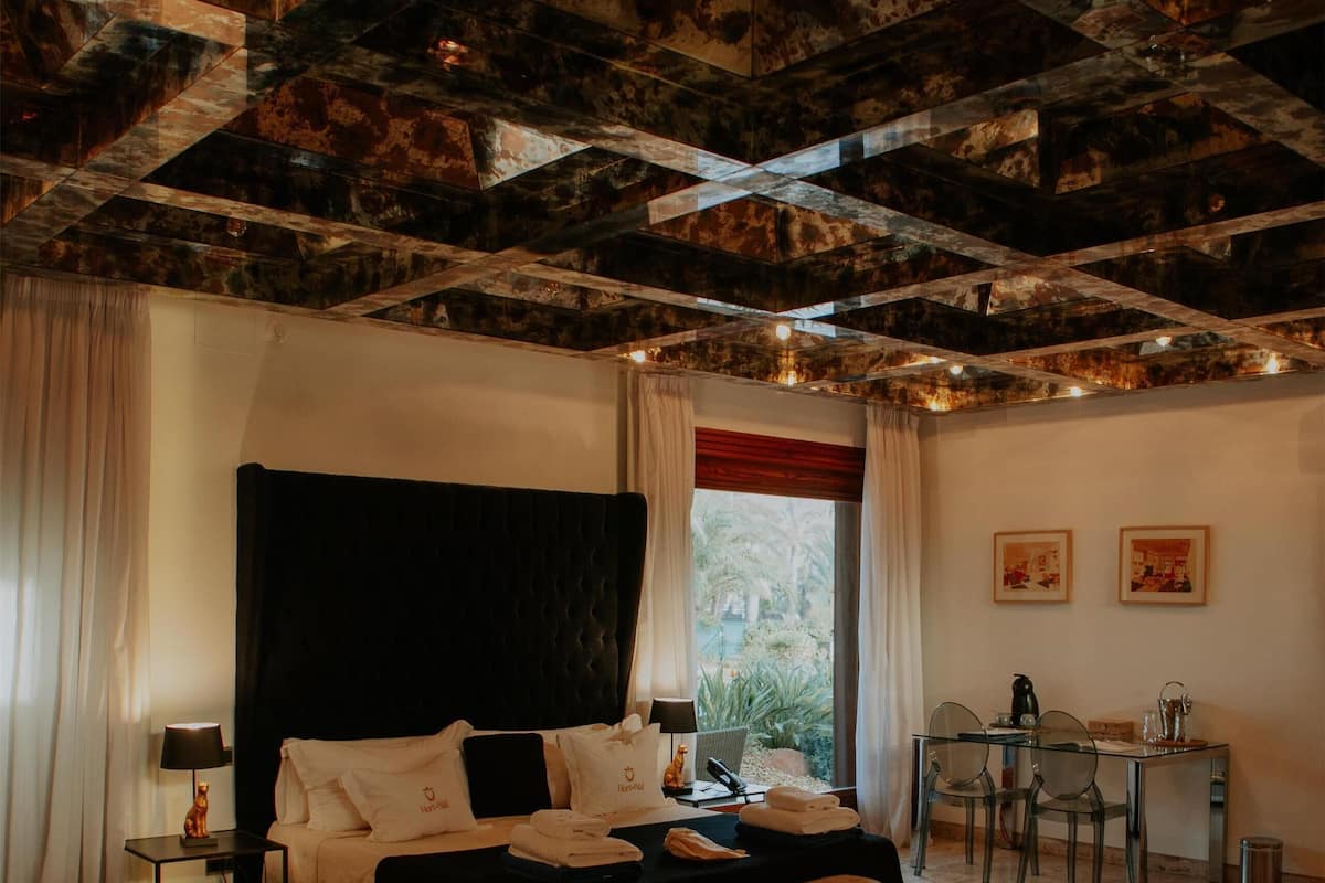 Double Room, Accessible (Misteri) | 1 bilik tidur, peralatan tempat tidur premium, busa memori, bar mini