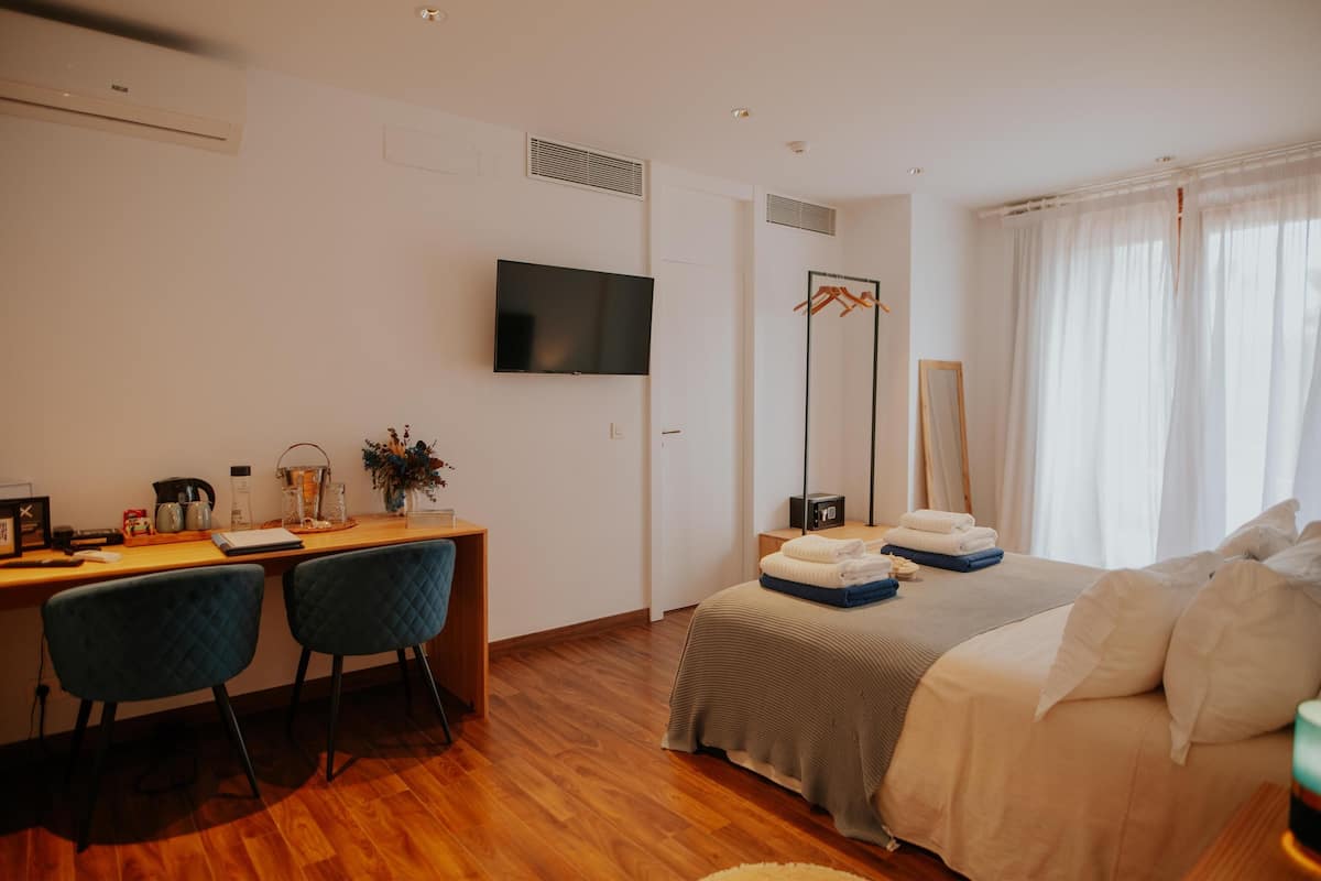 Double Room (Nit de la roa) | 1 bilik tidur, peralatan tempat tidur premium, busa memori, bar mini