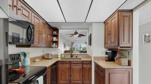 Kühlschrank, Mikrowelle, Ofen, Geschirrspüler