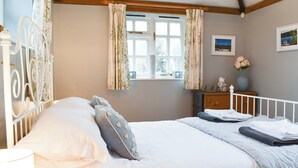Unclassified image, 5 of 23, button - 3 bedroom accommodation in Farnham, near Blandford Forum (Farnham, near Blandford Forum)