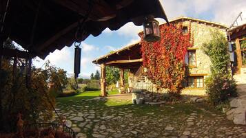 Traditional Cottage, Multiple Bedrooms, Fireplace, Mountain View | 1 bedroom, premium bedding, individually decorated