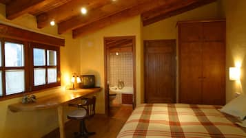 Superior Double Room, Hot Tub, Mountain View | 1 bilik tidur, peralatan tempat tidur premium, dihias secara berasingan