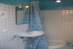 Haartrockner, Handtücher, Seife, Shampoo
