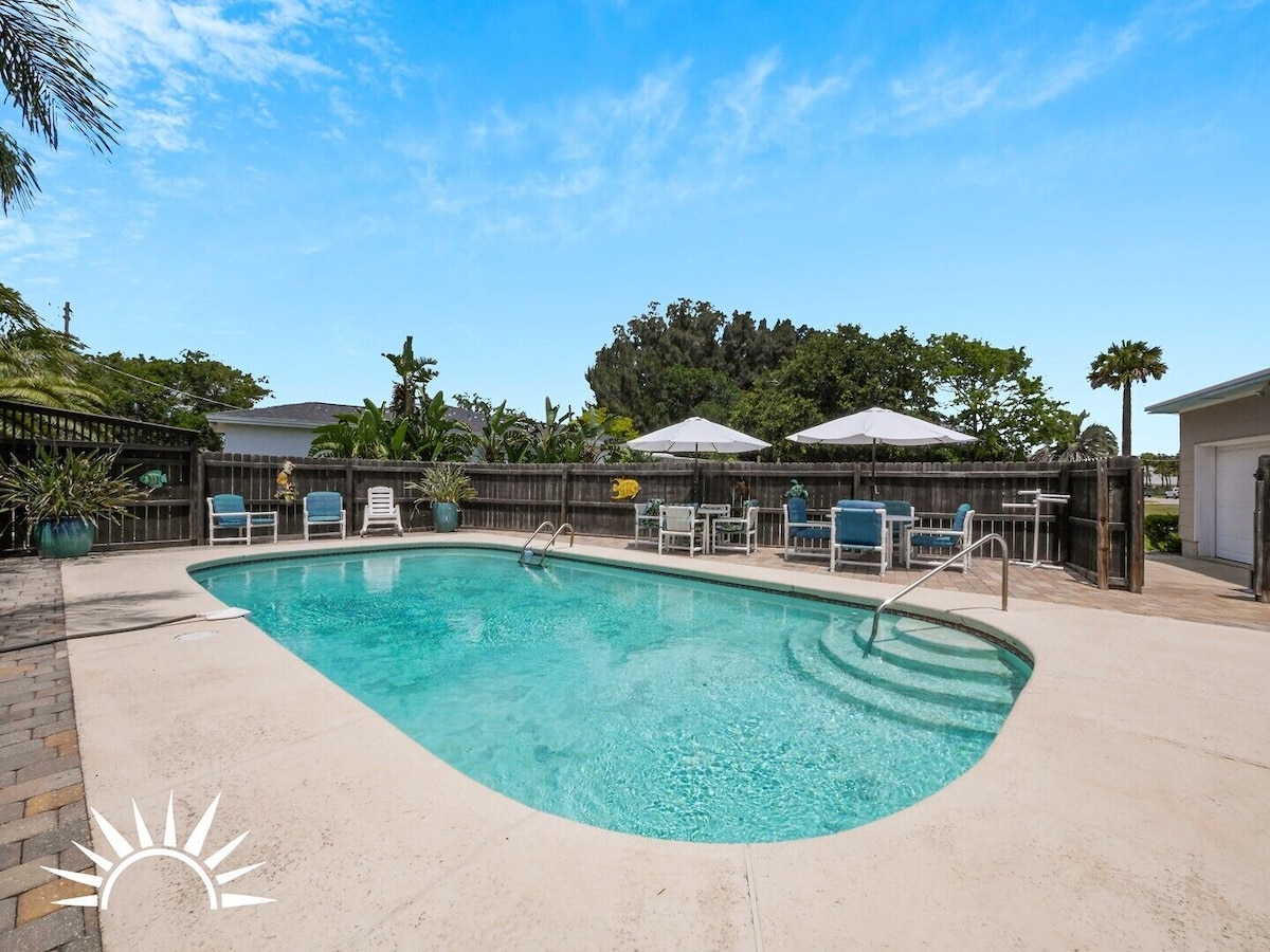 Photo 2 of Dog Friendly bungalow with private fenced pool just one mile from Historic