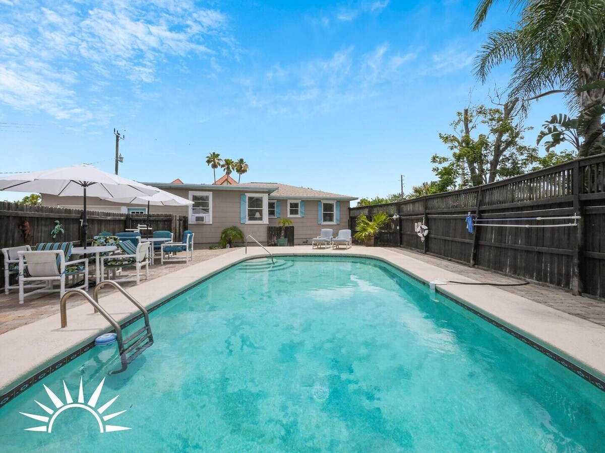 Dog Friendly bungalow with private fenced pool just one mile from Historic