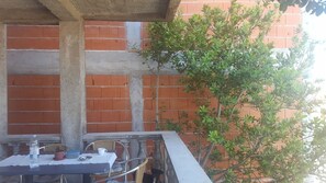 Outdoor dining - Apartment in Sukošan with Terrace, Air condition, WIFI (4813-2) (Sukošan)