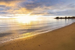 Una spiaggia nelle vicinanze