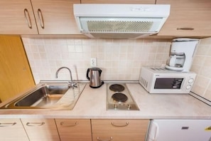 Kühlschrank, Mikrowelle, Herdplatte, Wasserkocher mit Kaffee-/Teezubehör