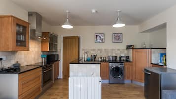 Apartment, 3 Bedrooms | Private kitchen | Mini-fridge, microwave, oven, stovetop