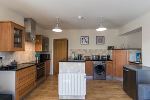Apartment, 3 Bedrooms | Private kitchen | Mini-fridge, microwave, oven, stovetop - 80 Kingsway (Bishop Auckland)