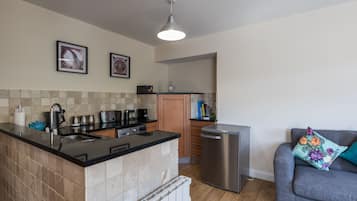 Apartment, 3 Bedrooms | Private kitchen | Coffee/tea maker, mini-fridge, microwave, oven
