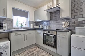 Een koelkast, een magnetron, een oven, een kookplaat