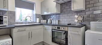 Luxury 2 bed central Chelmsford apartment. Parking.