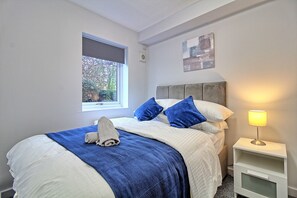 2 habitaciones, escritorio y espacio para trabajar con laptop 
