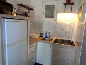 Køleskab, mikrobølgeovn, elkedel, køkkentøj/tallerkener/redskaber